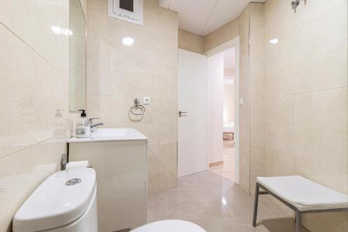 y baño con aseo, lavabo y ducha. en Allo Apartments Consistorio Centro 2 Habitaciones, en Jerez de la Frontera