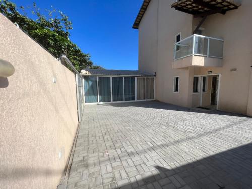 un gran edificio blanco con una valla al lado en Sol de Bora Bora, en Salvador