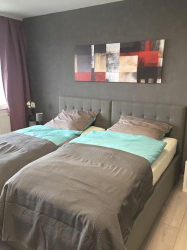 dwa łóżka siedzące obok siebie w sypialni w obiekcie Modern eingerichtetes Apartment Nähe Hauptbahnhof w Brunszwiku