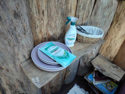 a plate with a bottle of mouthwash and a bottle of toothpaste at NA VĚTVI in Humpolec