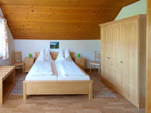 En eller flere senger på et rom på Familienbauernhof Salmanner