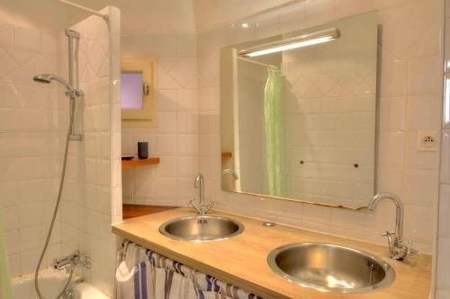 a bathroom with a sink and a shower with a mirror at Appartement Villa Tamaris, vue mer in La Seyne-sur-Mer