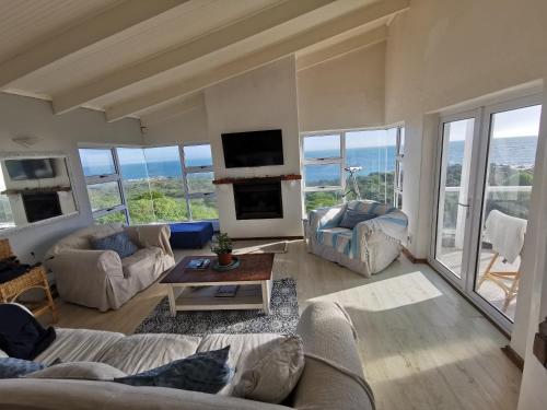 - un salon avec un canapé, une table et une télévision dans l'établissement Paradise@Pearly, à Pearly Beach