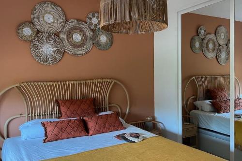 Schlafzimmer mit einem Bett mit Spiegel und Wandplatten in der Unterkunft La Barossa in Algeciras