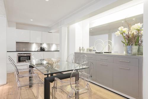 Een keuken of kitchenette bij Knightsbridge Large Luxury Flat With Outside Space