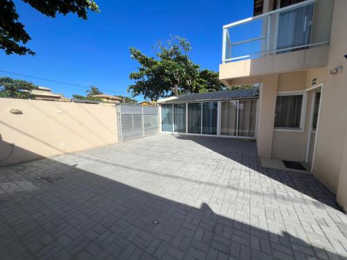 an empty driveway in front of a building at Sol de Bora Bora 101 in Salvador