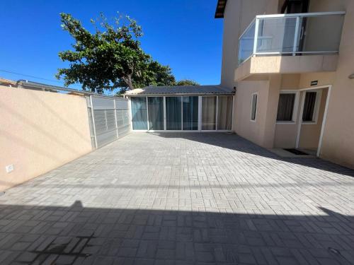 an empty parking lot in front of a building at Sol de Bora Bora 101 in Salvador