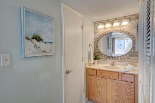 een badkamer met een wastafel en een spiegel bij El Matador 358 - Beautiful views of the Gulf and pool in Fort Walton Beach