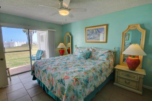 - une chambre avec un lit et une fenêtre dans l'établissement El Matador 416 - Walk right out to the pool and the beach!, à Fort Walton Beach