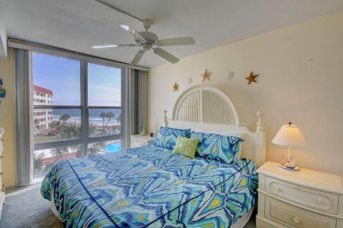 En eller flere senge i et værelse på El Matador 444 - Beautiful views of the Gulf and pool