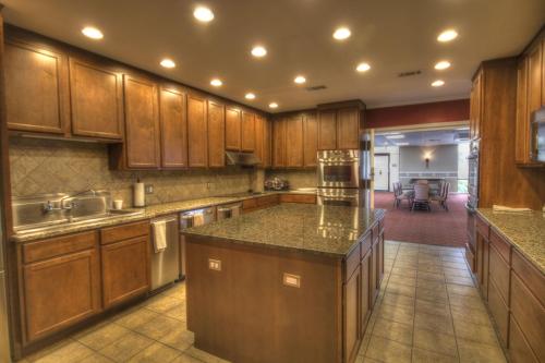 Dapur atau dapur kecil di El Matador 454 - Beautiful views of the Gulf and pool - Includes seasonal beach service!