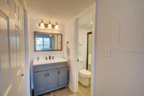 een badkamer met een wastafel, een toilet en een spiegel bij El Matador 461 - Beautiful views of the pool and Gulf of Mexico in Fort Walton Beach