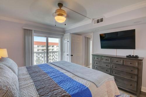 een slaapkamer met een bed en een flatscreen-tv bij El Matador 461 - Beautiful views of the pool and Gulf of Mexico in Fort Walton Beach
