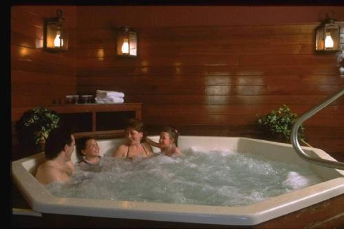 un groupe de personnes dans une baignoire dans l'établissement Ski On Off 1BR Suite 1st Flr Sleeps 4 Jiminy Peak, à Hancock