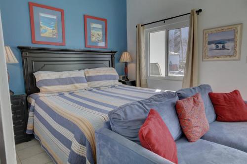 a bedroom with a bed and a couch at El Matador 612 - close to all the amenities of El Matador! in Fort Walton Beach