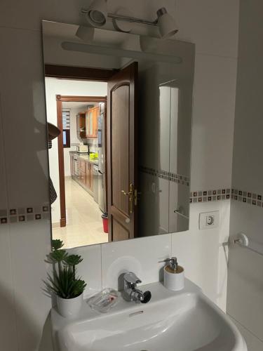 聖克魯斯－德拉帕爾馬的住宿－Casa Fatima，一间带水槽和镜子的浴室