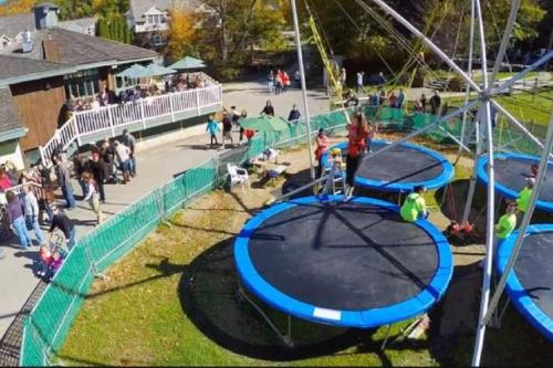 Ο χώρος παιχνιδιού για παιδιά στο Deluxe Ski On Off 1BR Suite Sleeps 4 on Jiminy Mtn