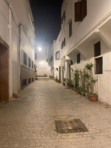 um beco vazio num edifício à noite em Dar Elkaram 2 em Rabat