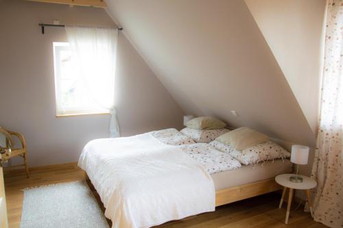 een slaapkamer met een wit bed op zolder bij Holzmichel 