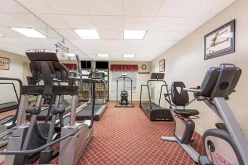 einen Fitnessraum mit Laufbändern und Geräten in der Unterkunft lovely entire Suite with kitchen 5 Min to Disney in Orlando