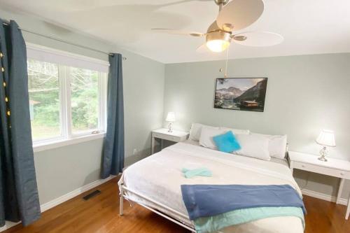 Schlafzimmer mit einem Bett und einem Fenster in der Unterkunft Bancroft Petals I Sleep 9 l BBQ in Bancroft