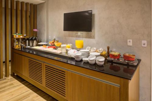 ein Frühstücksbuffet im Hotelzimmer mit Essen in der Unterkunft Transamerica Fit Rio Verde in Rio Verde