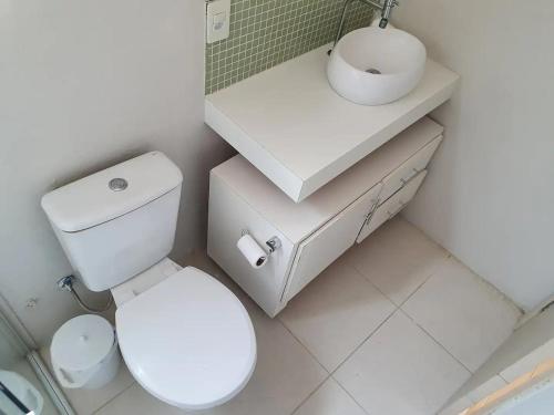 bagno con servizi igienici bianchi e lavandino di Casa do Marisco Experience na Praia dos Ingleses a Florianópolis