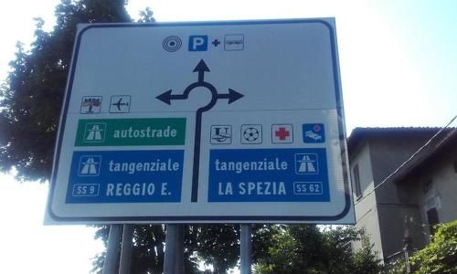 um sinal de rua com indicações para diferentes países em Hotel ELENA 1 SELF CHECK-IN em Parma