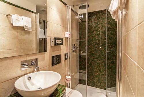 ヴェネツィアにあるHotel Bel Sito e Berlinoのバスルーム(シンク、シャワー付)