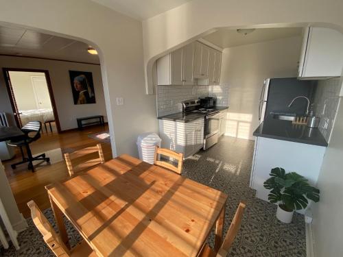 eine Küche und ein Esszimmer mit einem Holztisch in der Unterkunft Furnished Apartments - Climate Pledge Arena Next Door in Seattle