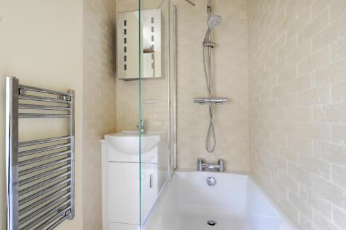 een badkamer met een douche en een bad bij Joiners in Lyme Regis