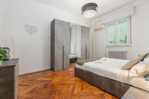 Monza Centro-Milano-Como,Suite vicino Stazione tesisinde bir odada yatak veya yataklar