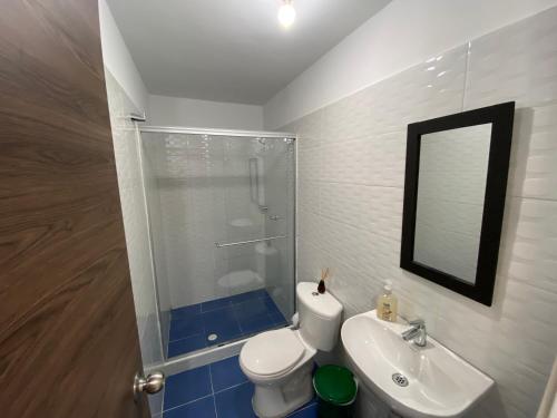 a bathroom with a shower and a toilet and a sink at APARTAMENTO en San Gil - Las Torres in San Gil
