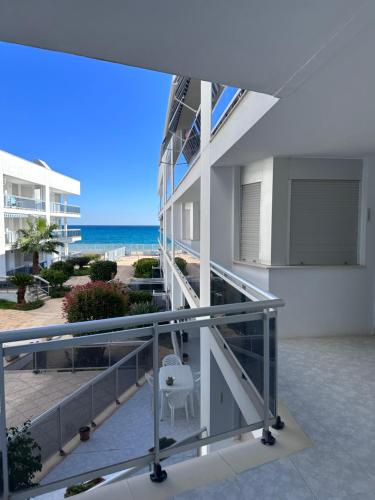- une vue sur la plage depuis le balcon d'un bâtiment dans l'établissement Riviera primera planta, à Miami Platja