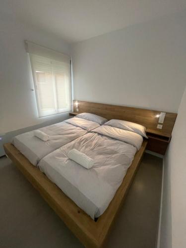 een groot bed in een kamer met een raam bij Apartamento Isabella suite in Güéjar-Sierra