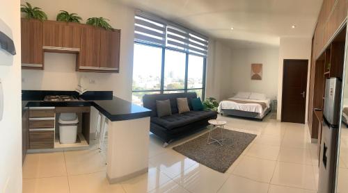 a kitchen and living room with a couch and a table at Studio Millenial con una gran vista en Sta Cruz in Santa Cruz de la Sierra