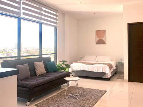 a living room with a couch and a bed at Studio Millenial con una gran vista en Sta Cruz in Santa Cruz de la Sierra
