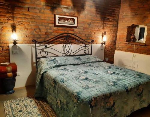 A bed or beds in a room at Il Corvo Viaggiatore