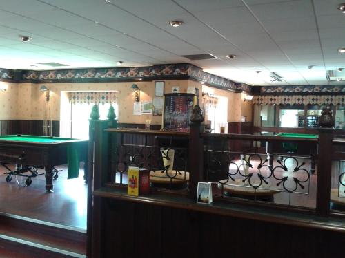 Lounge atau bar di The Weigh Inn Hotel & Lodges