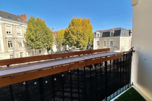 balcón con vistas a los edificios y a los árboles en Appartement CENTRE DES CONGRES - BALCON - FACULTES - PARKING en Angers