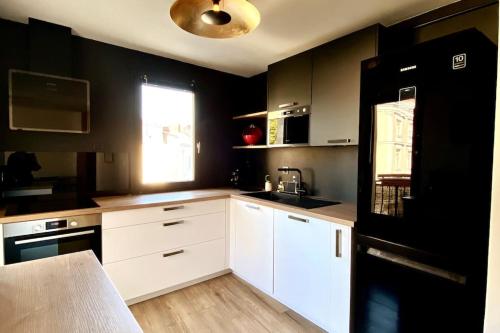 Virtuvė arba virtuvėlė apgyvendinimo įstaigoje Appartement CENTRE DES CONGRES - BALCON - FACULTES - PARKING