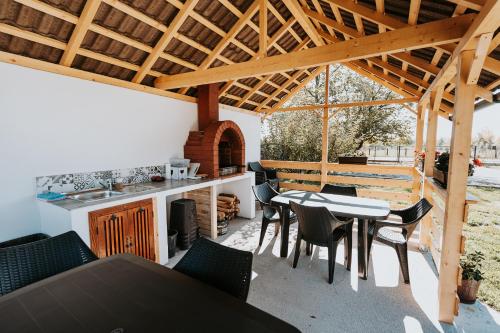 ポロヴラジにあるCASA ALMIのテーブルと椅子とキッチンのあるパティオ