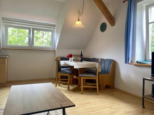 une petite salle à manger avec une table et des chaises dans l'établissement Ferienhof Weber Nieratz, à Wangen im Allgäu