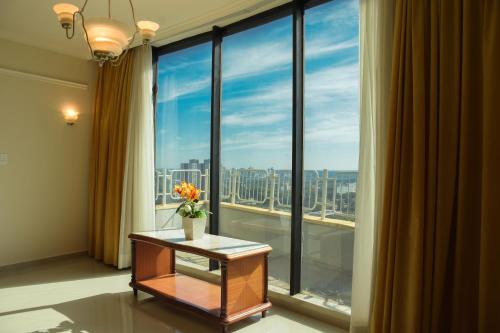 a room with a large window and a table with flowers on it at Hotel Golden Park Internacional Foz & Convenções By Nacional Inn in Foz do Iguaçu