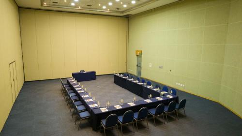 a conference room with a table and chairs in it at Hotel Golden Park Internacional Foz & Convenções By Nacional Inn in Foz do Iguaçu