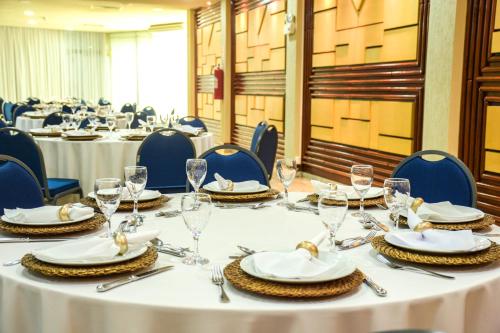 a table set for a banquet with glasses and napkins at Hotel Golden Park Internacional Foz & Convenções By Nacional Inn in Foz do Iguaçu
