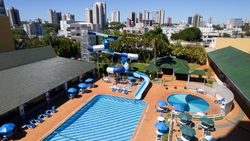 una vista aerea su uno scivolo d'acqua in un resort di Hotel Golden Park Internacional Foz & Convenções a Foz do Iguaçu