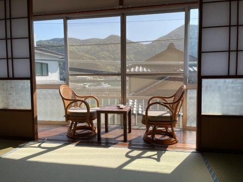 AmakusaにあるSakitsu house SEI - Vacation STAY 51020vの窓際の椅子2脚とテーブル