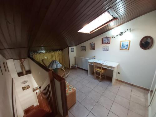 een woonkamer met een bank en een bureau bij Snowflake Apartment in Campo di Giove