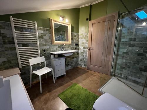 La salle de bains est pourvue d'un lavabo et d'une douche. dans l'établissement A Marola By Oktheway, à Pontedeume